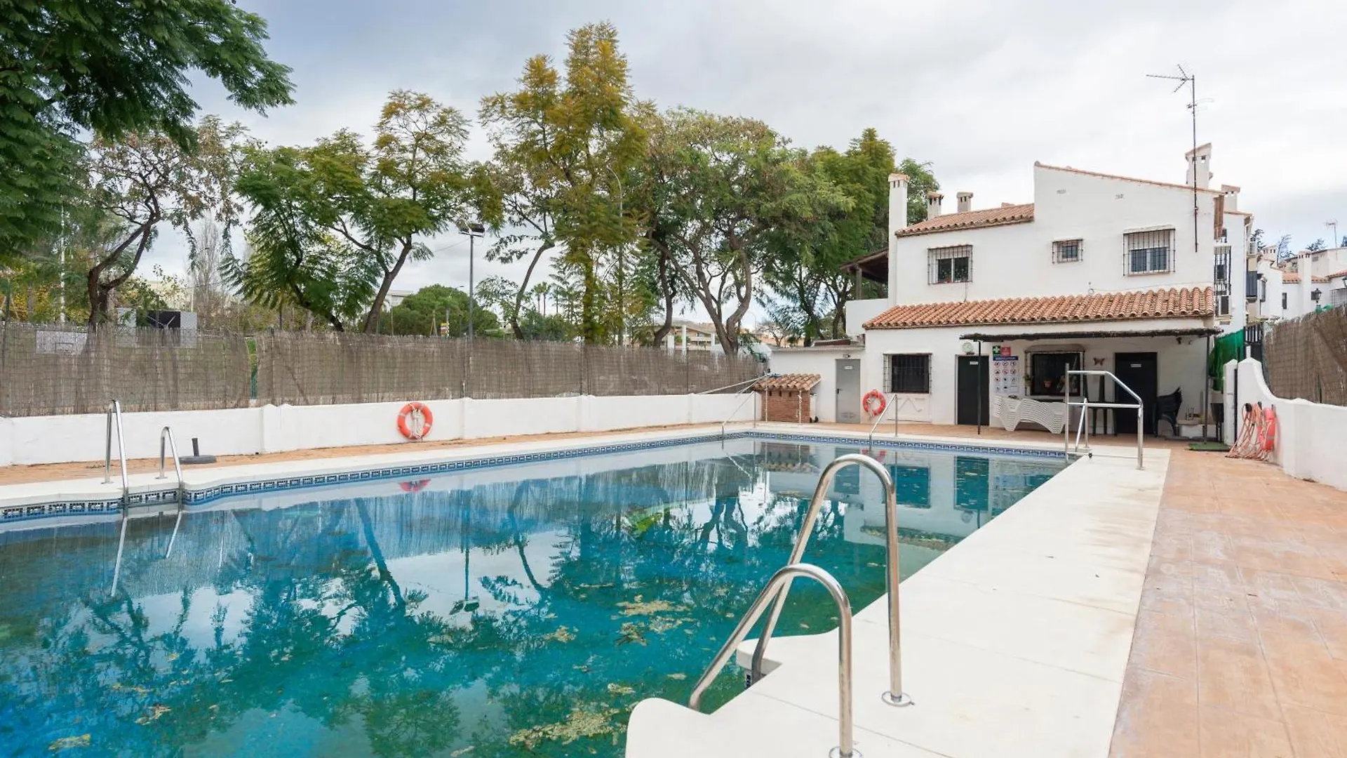 Colina Beach By Ele Apartments Торремолинос