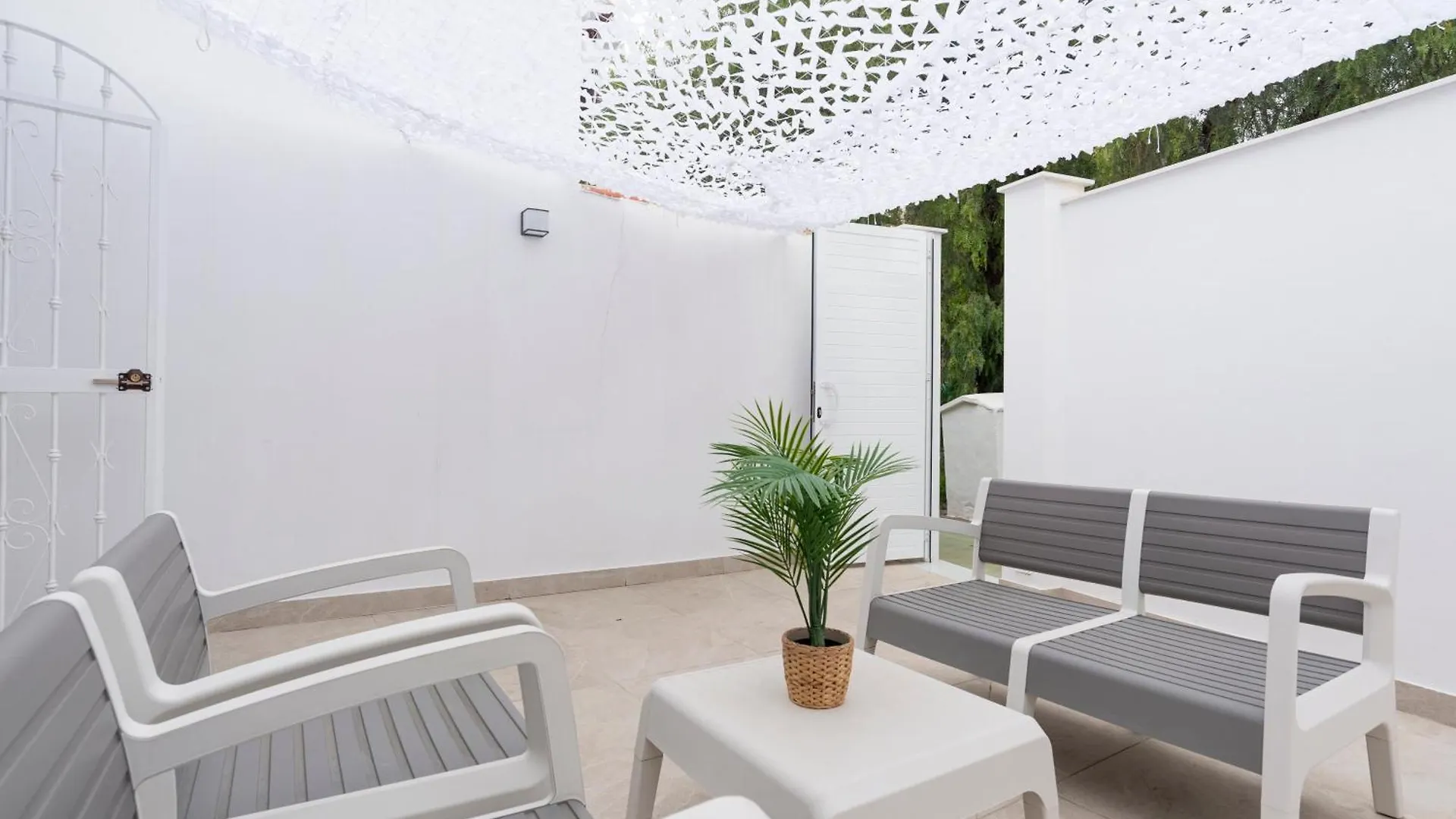 Colina Beach By Ele Apartments Торремолинос