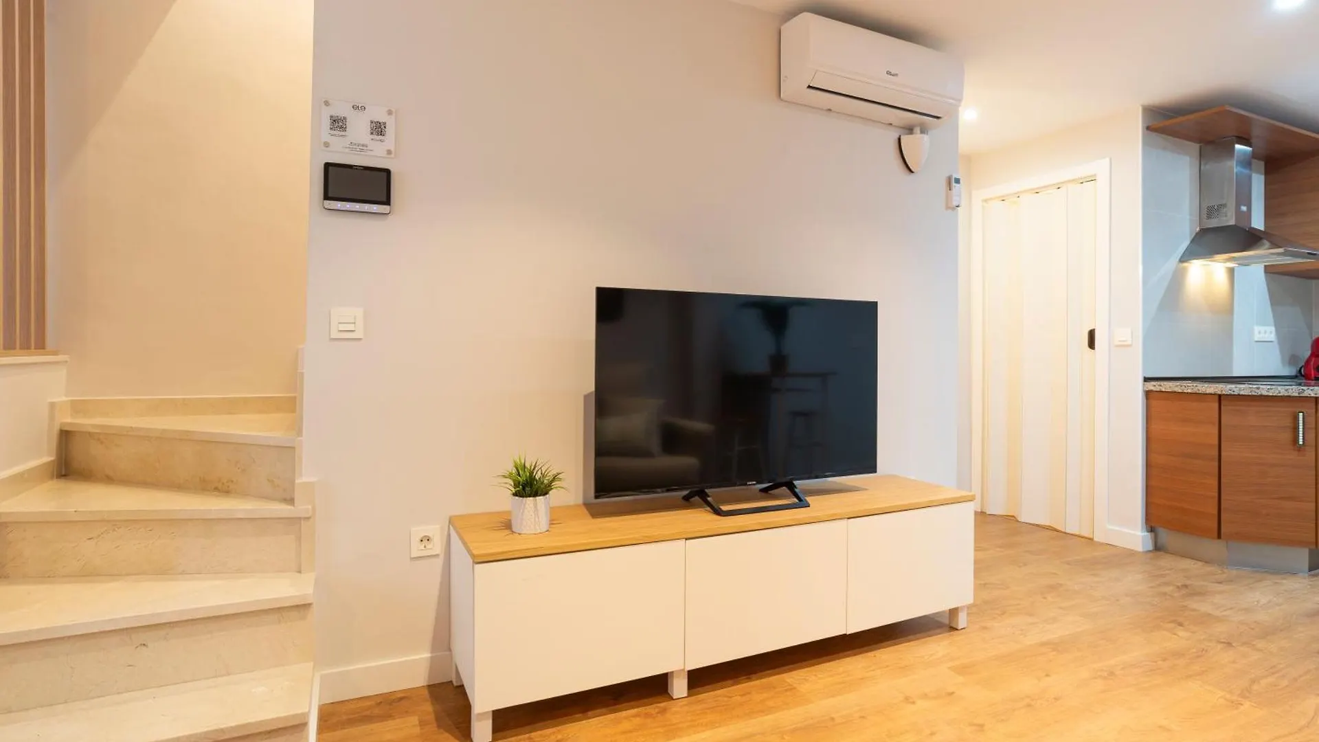 Colina Beach By Ele Apartments Торремолинос